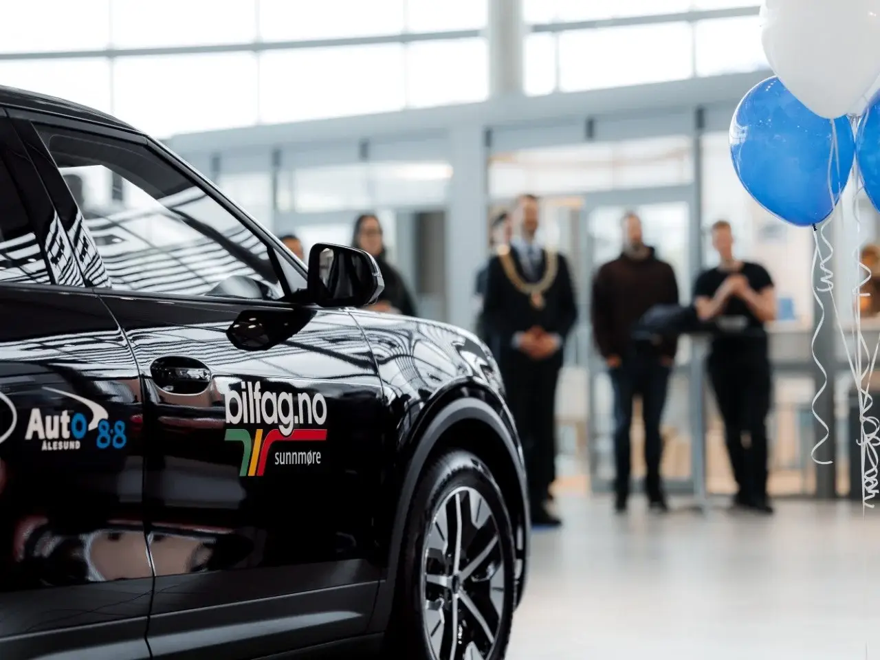 Sidedør på Ford Explorer med Auto 8-8 Ålesund-logo og bilfag.no Sunnmøre-logo