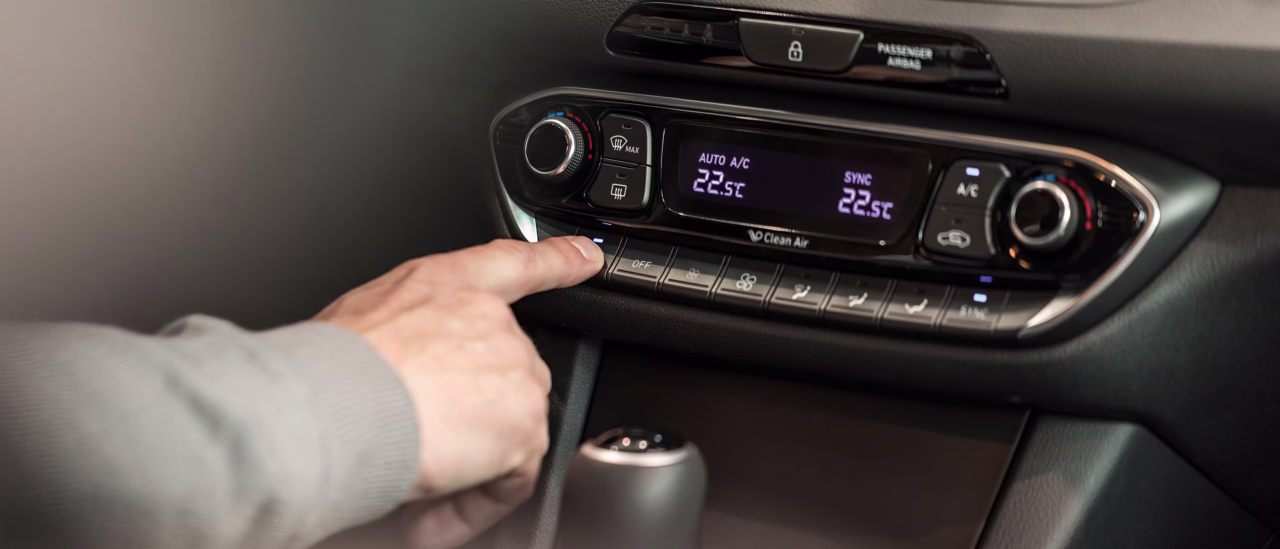 Klimaanleggets betjeningskonsoll i en Hyundai, nærbilde