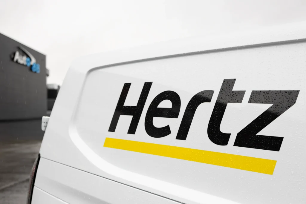 Hertz-logo på hvit varebil utenfor Atlantic Mobility