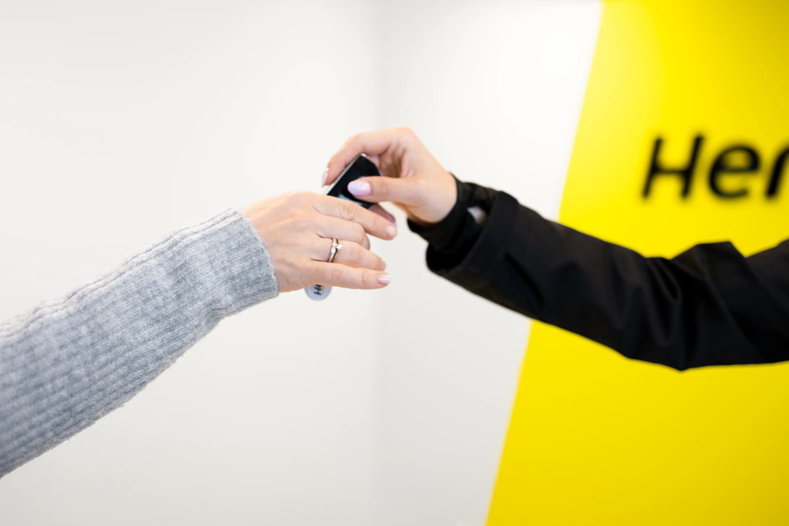 Overlevering av bilnøkkel mellom Hertz-ansatt og kunde