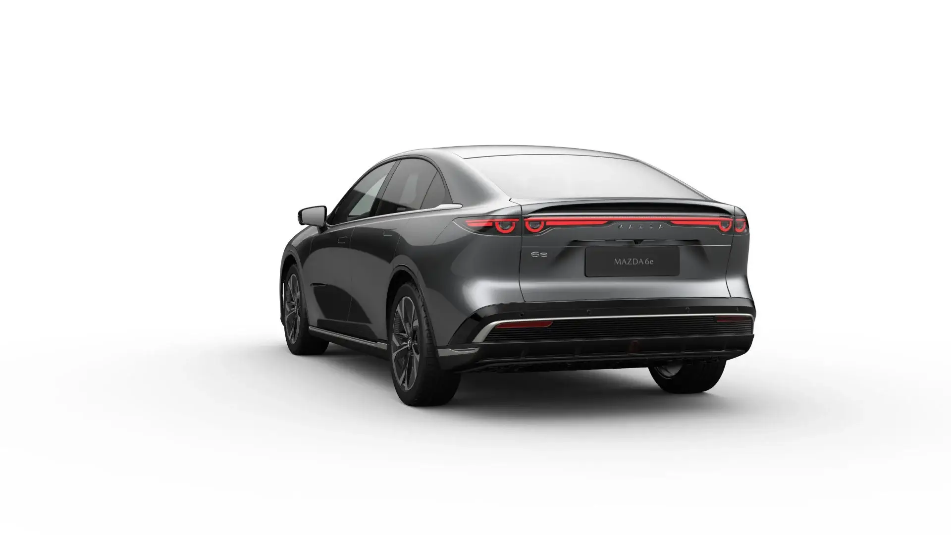 Mazda 6e i Machine Grey sett bakfra