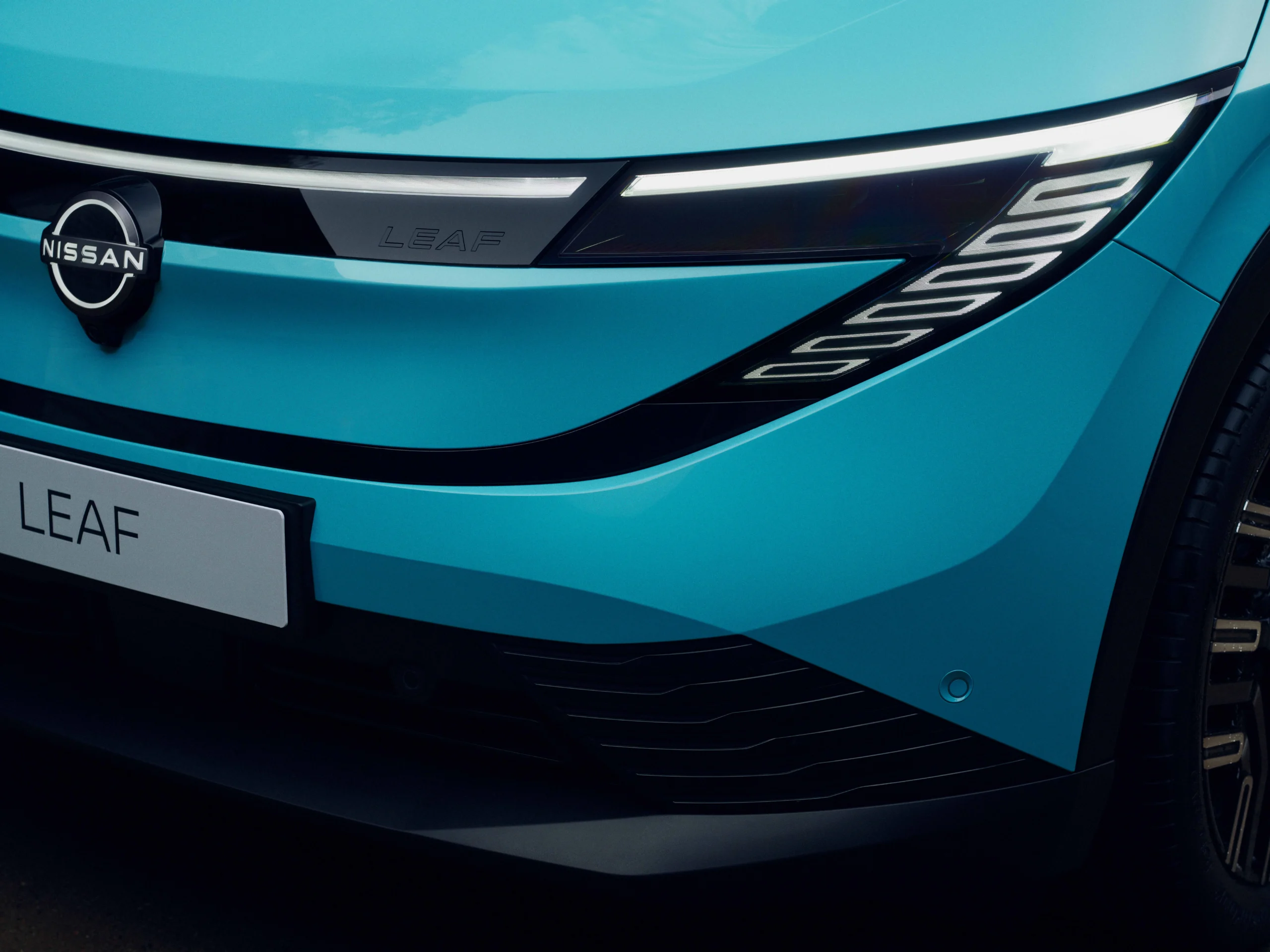 Frontpartiet på Nissan LEAF med lyssignatur