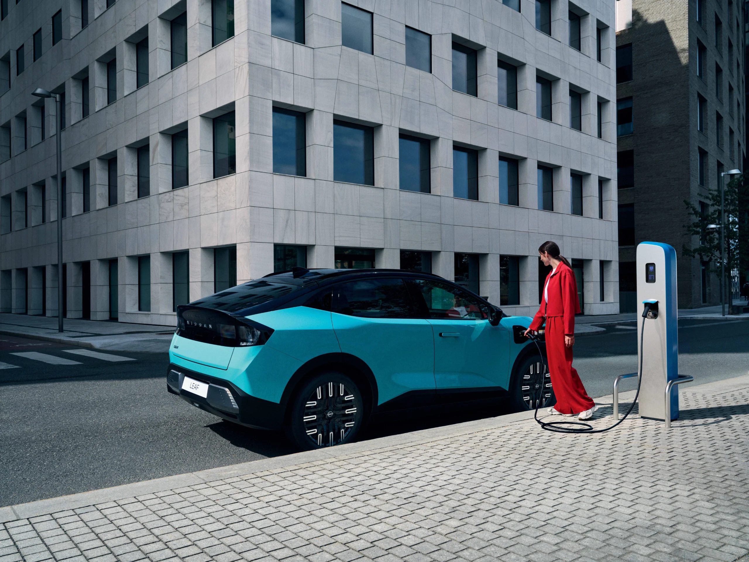 Nissan LEAF på hurtiglader i by