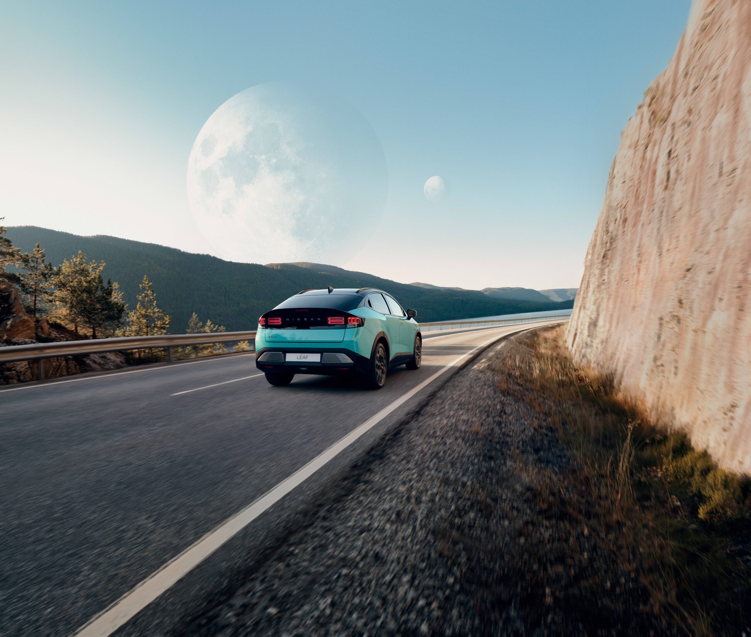 Nissan LEAF på landevei i skumring