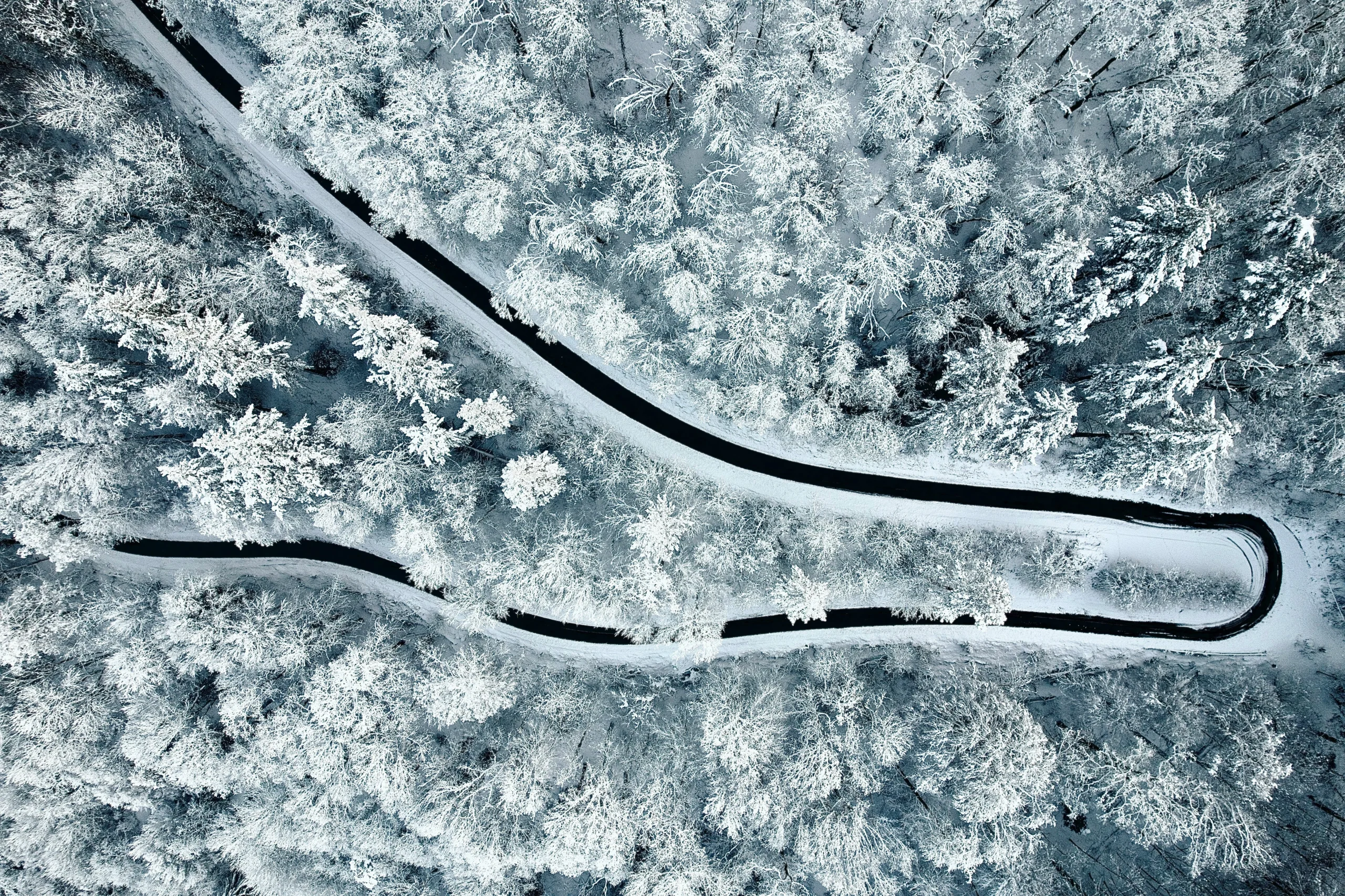 Snødekt hårnålsvei — trygg vinterkjøring
