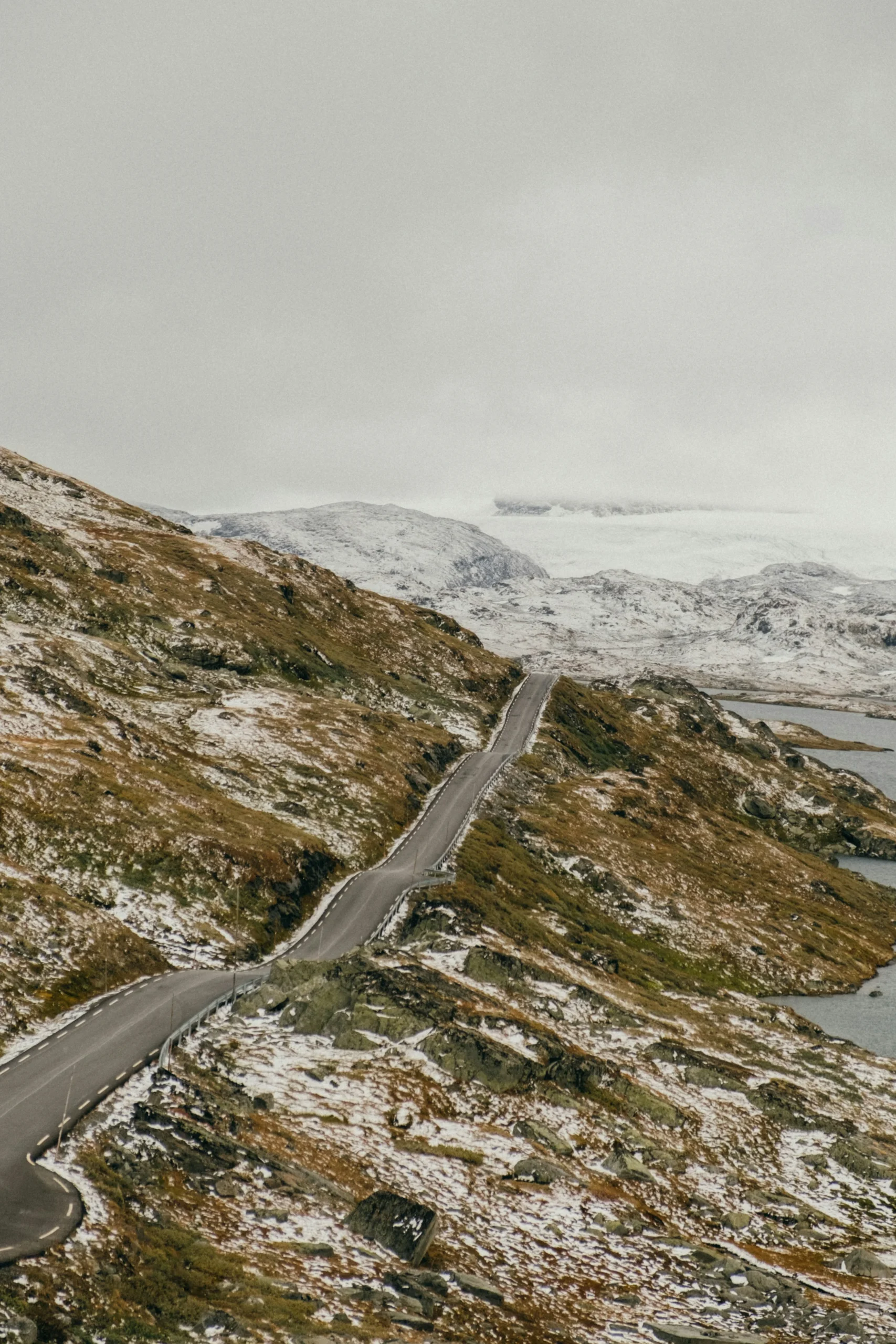 Fjellvei i første snø — sesongskifte
