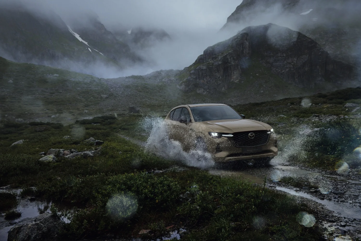 Mazda CX-60 på grusvei