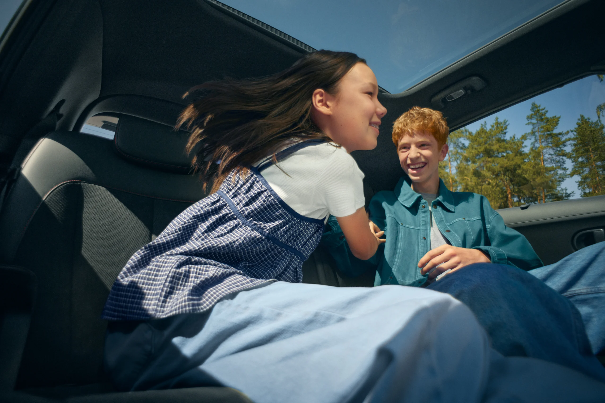 To personer i baksetet i Hyundai IONIQ 5