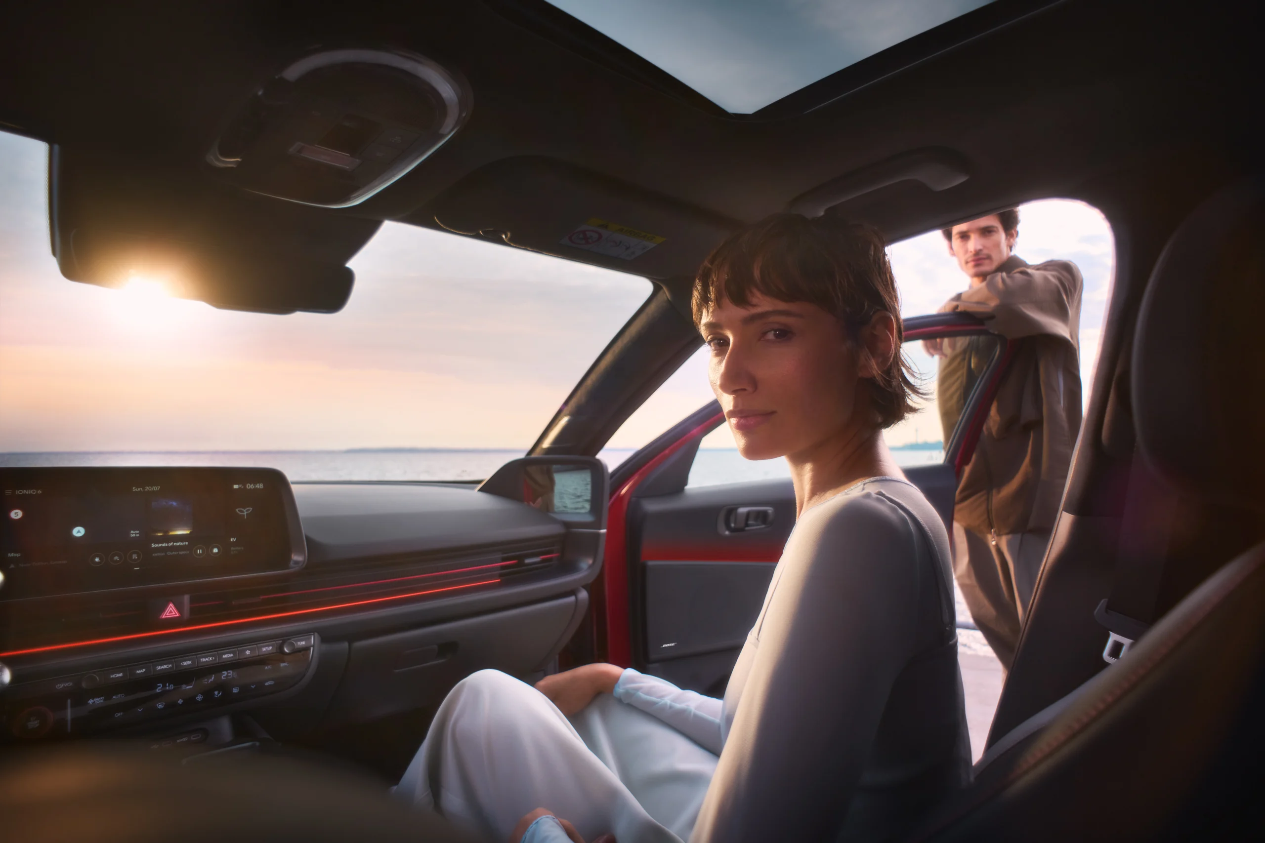 Fører i Hyundai IONIQ 6 i solnedgang