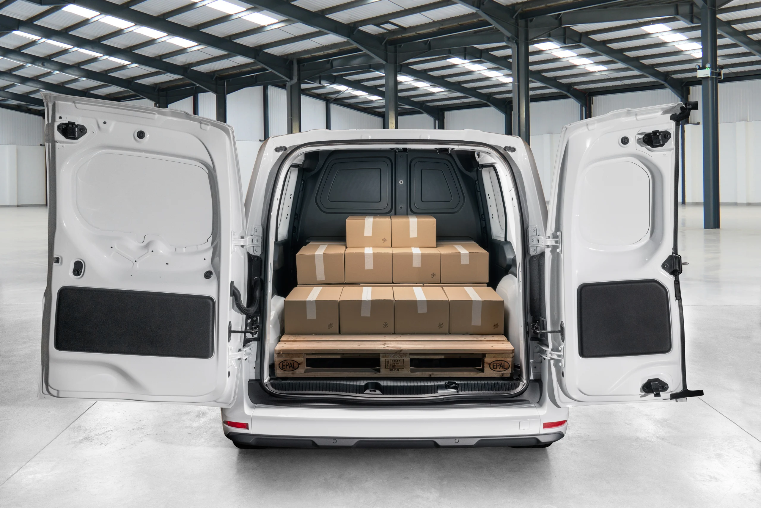 Varerommet i Nissan TOWNSTAR med pall