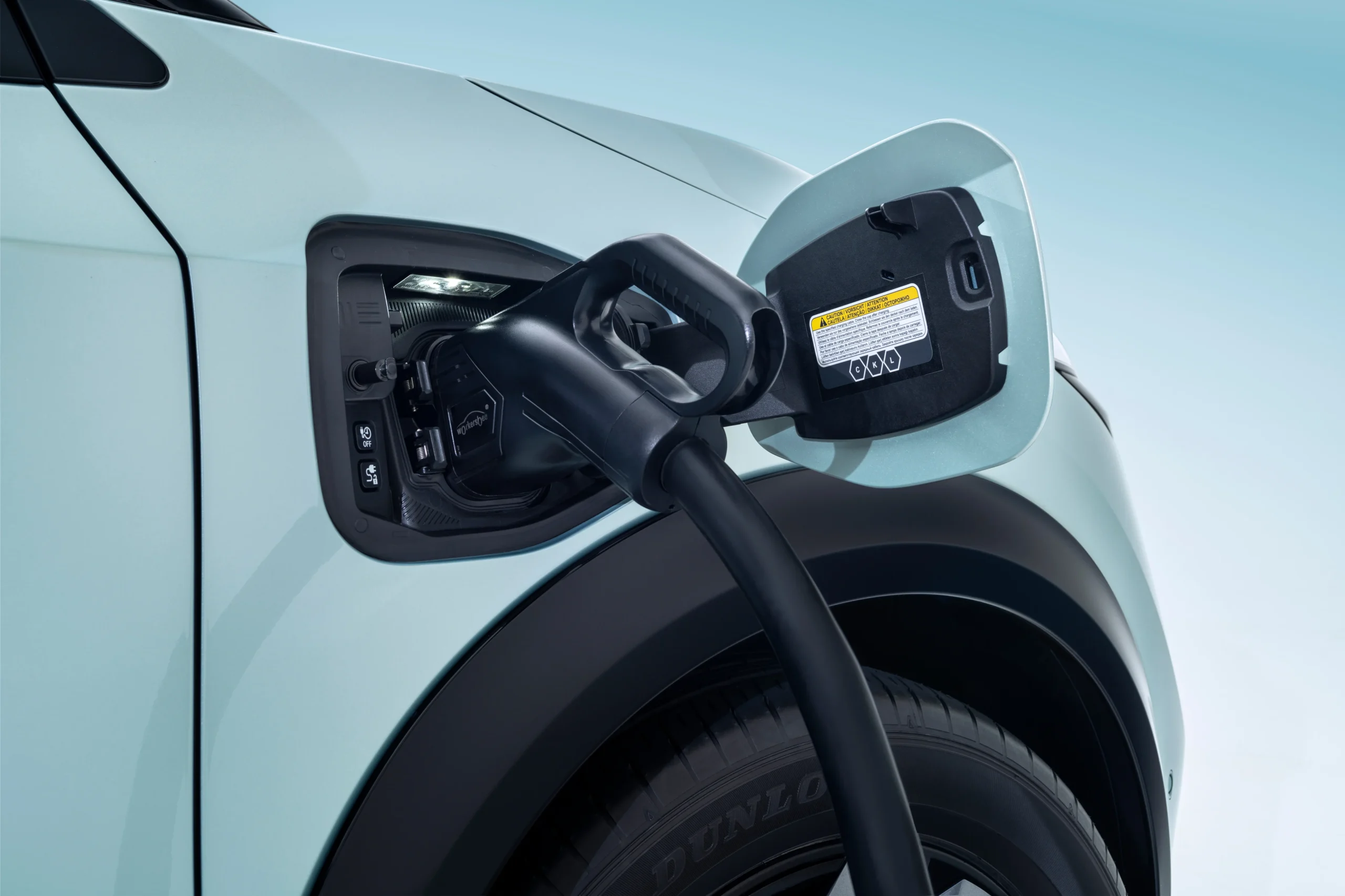 Ladeluken på Nye Nissan ARIYA med kabel tilkoblet