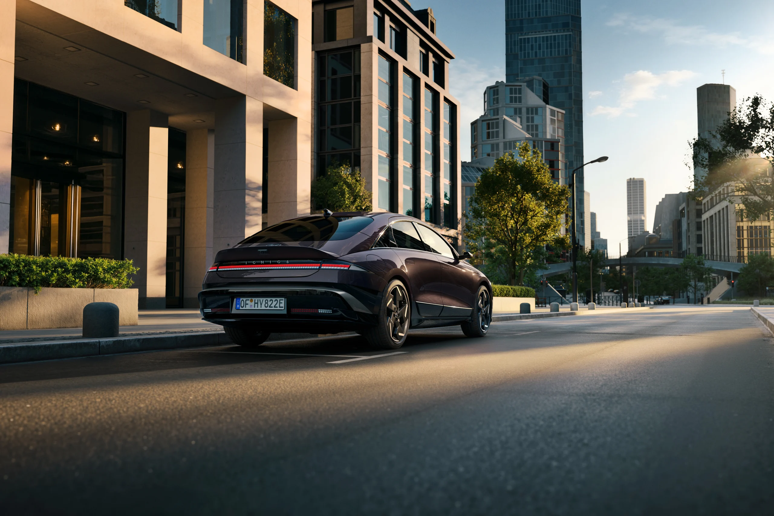 Hyundai IONIQ 6 sett skrått bakfra i by