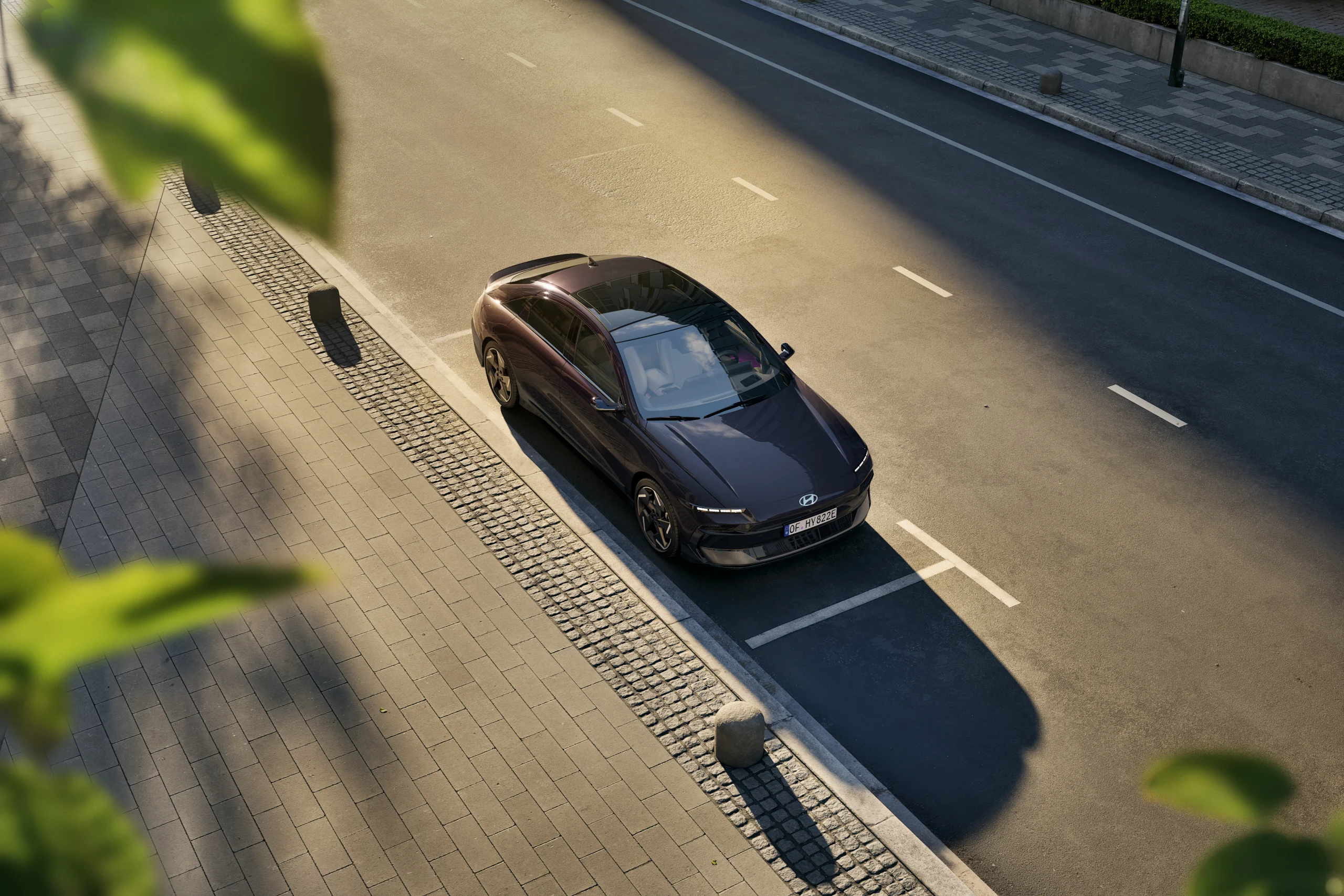 Hyundai IONIQ 6 sett ovenfra i fart