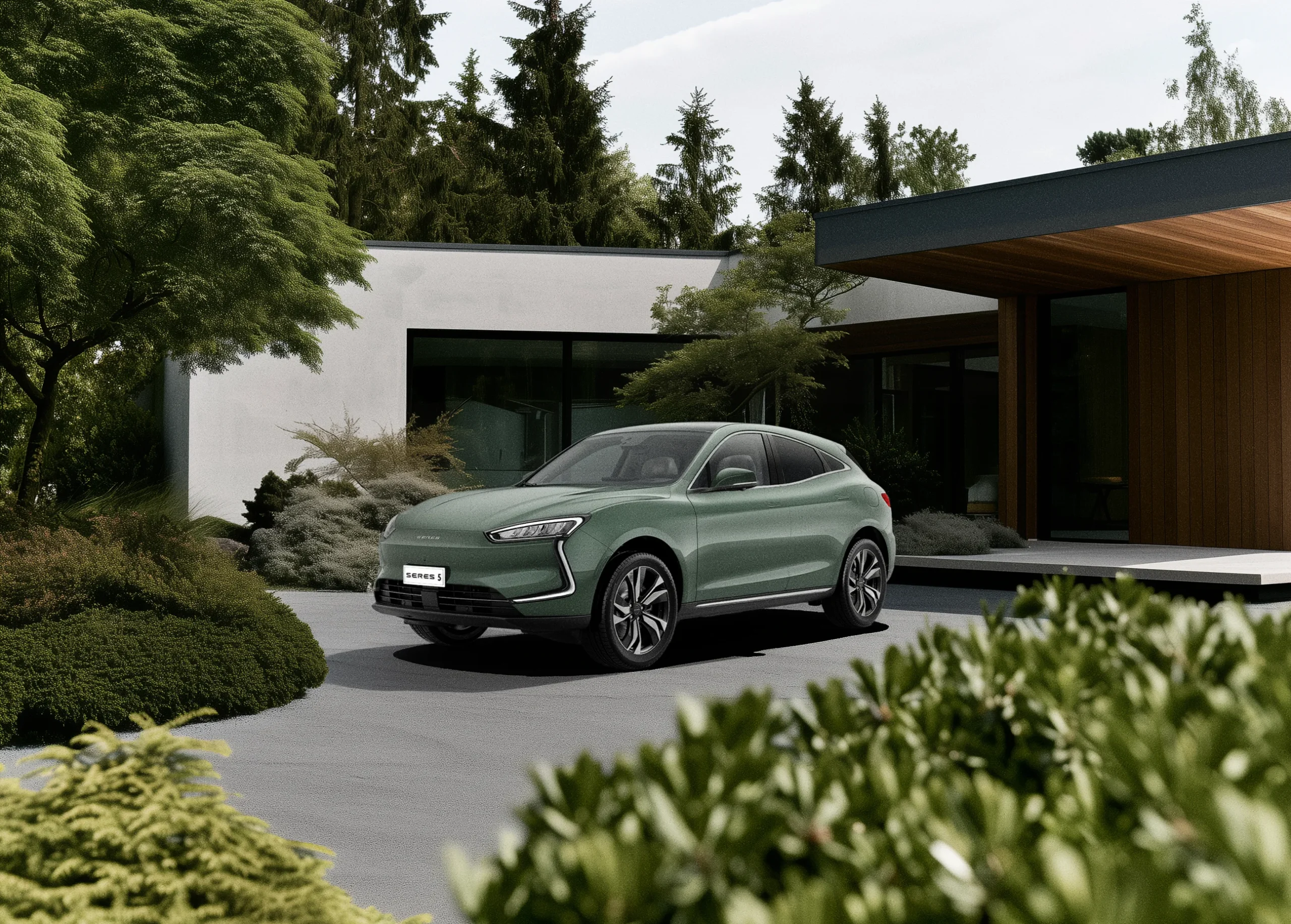 Seres 5 i Meadow Green på oppkjørselen foran et moderne hus