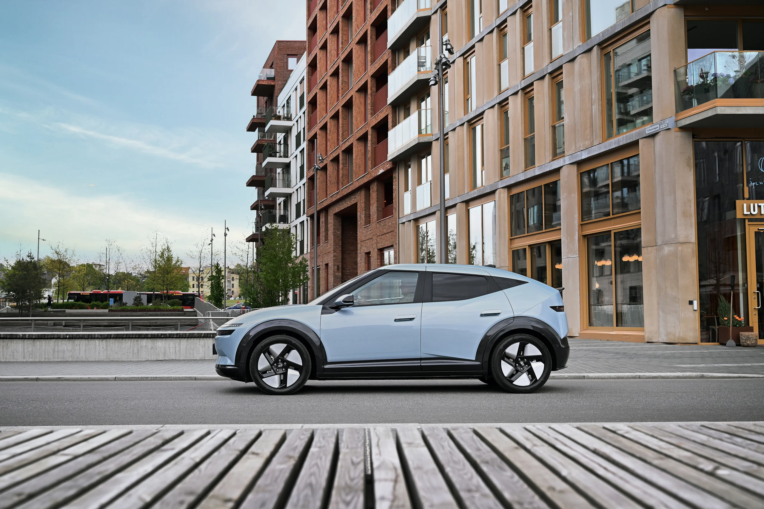 Hyundai IONIQ 3 sett fra siden i bygate