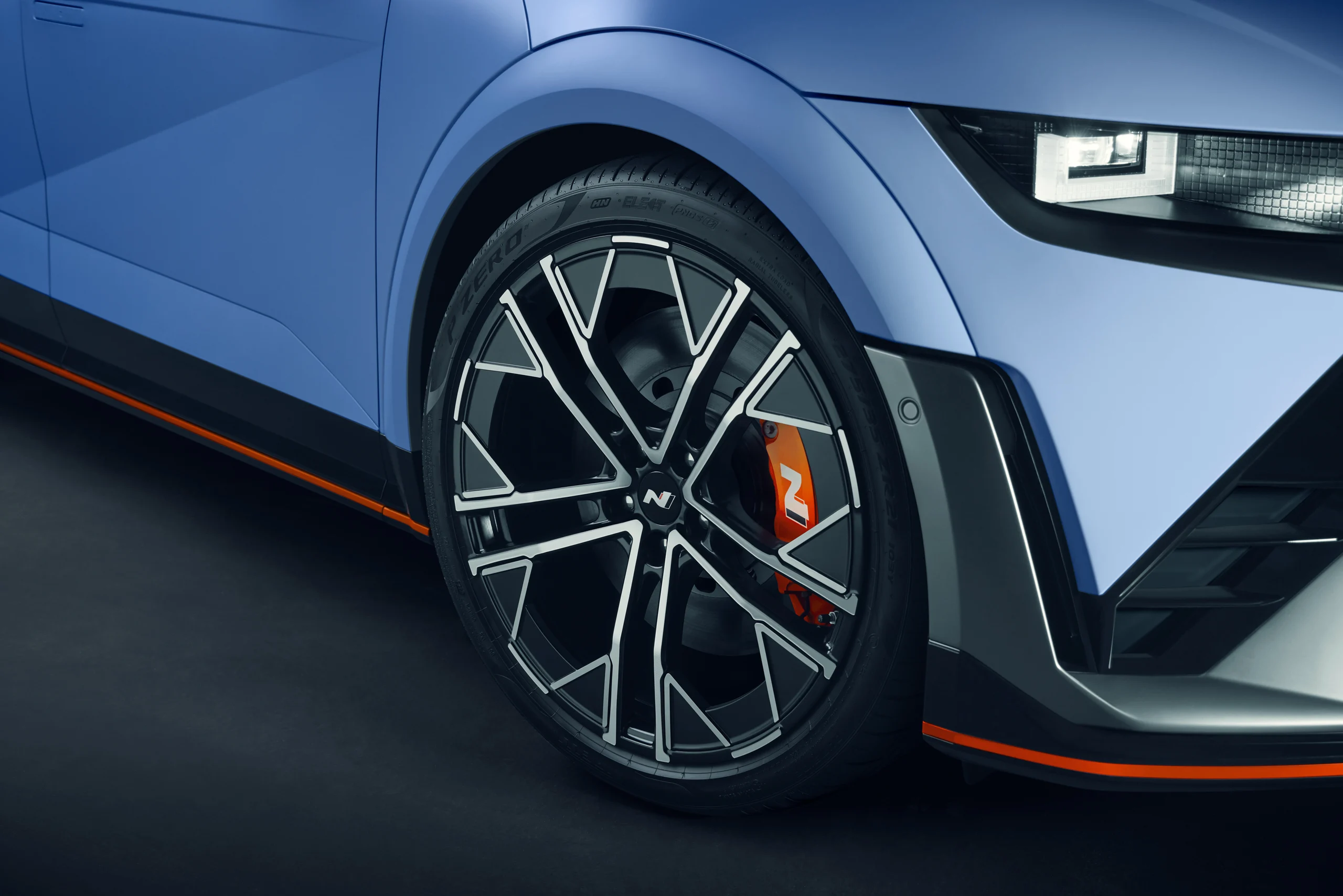 21-tommers felg og oransje bremsekaliper på Hyundai IONIQ 5 N