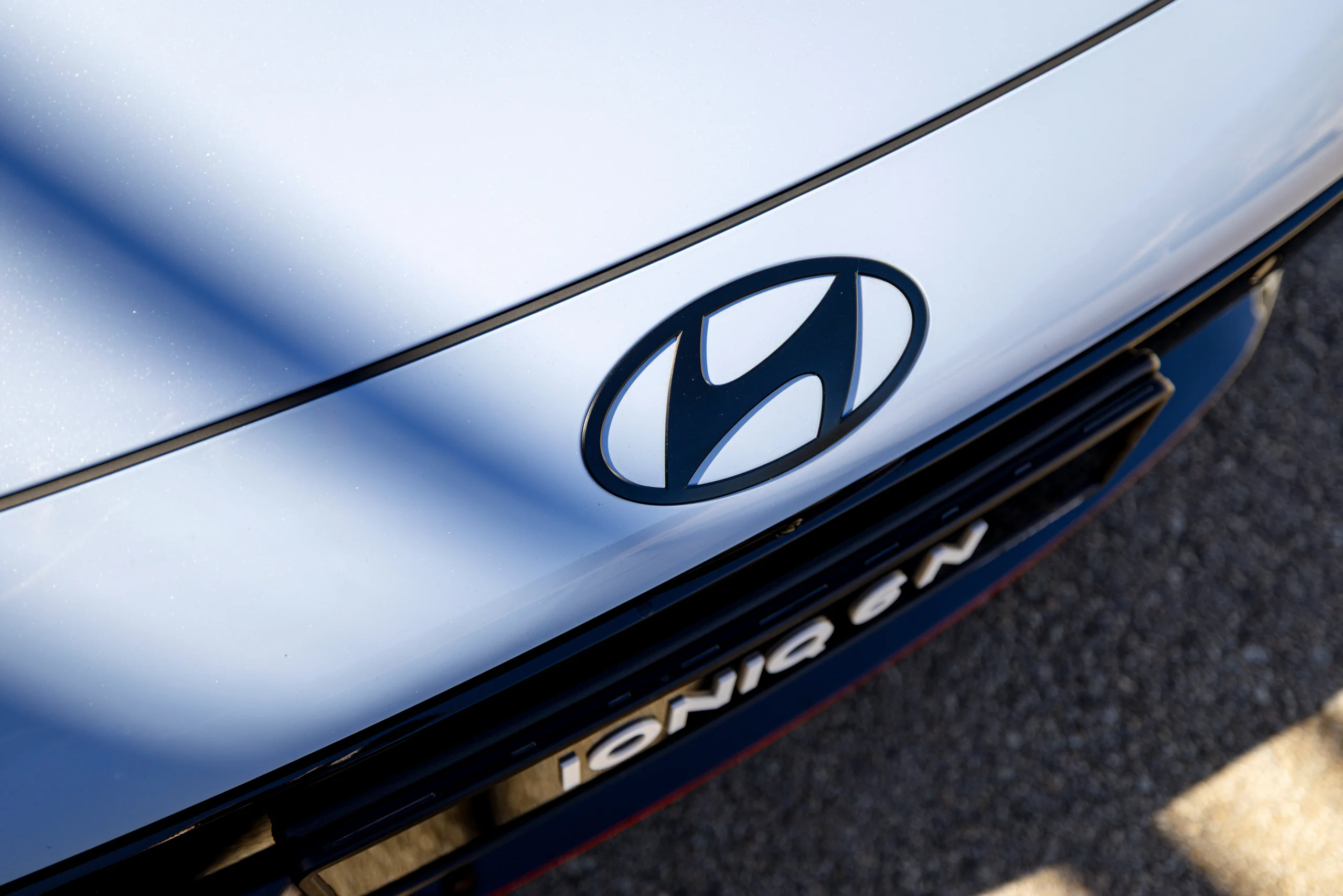 IONIQ 6 N-emblemet på panseret