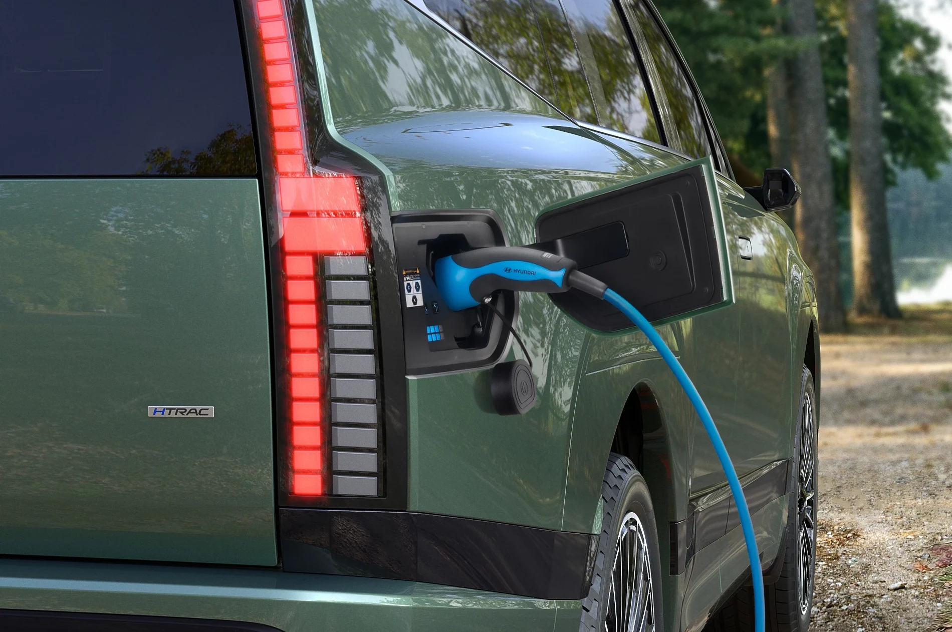 Ladekabel i ladeluka bak på Hyundai IONIQ 9