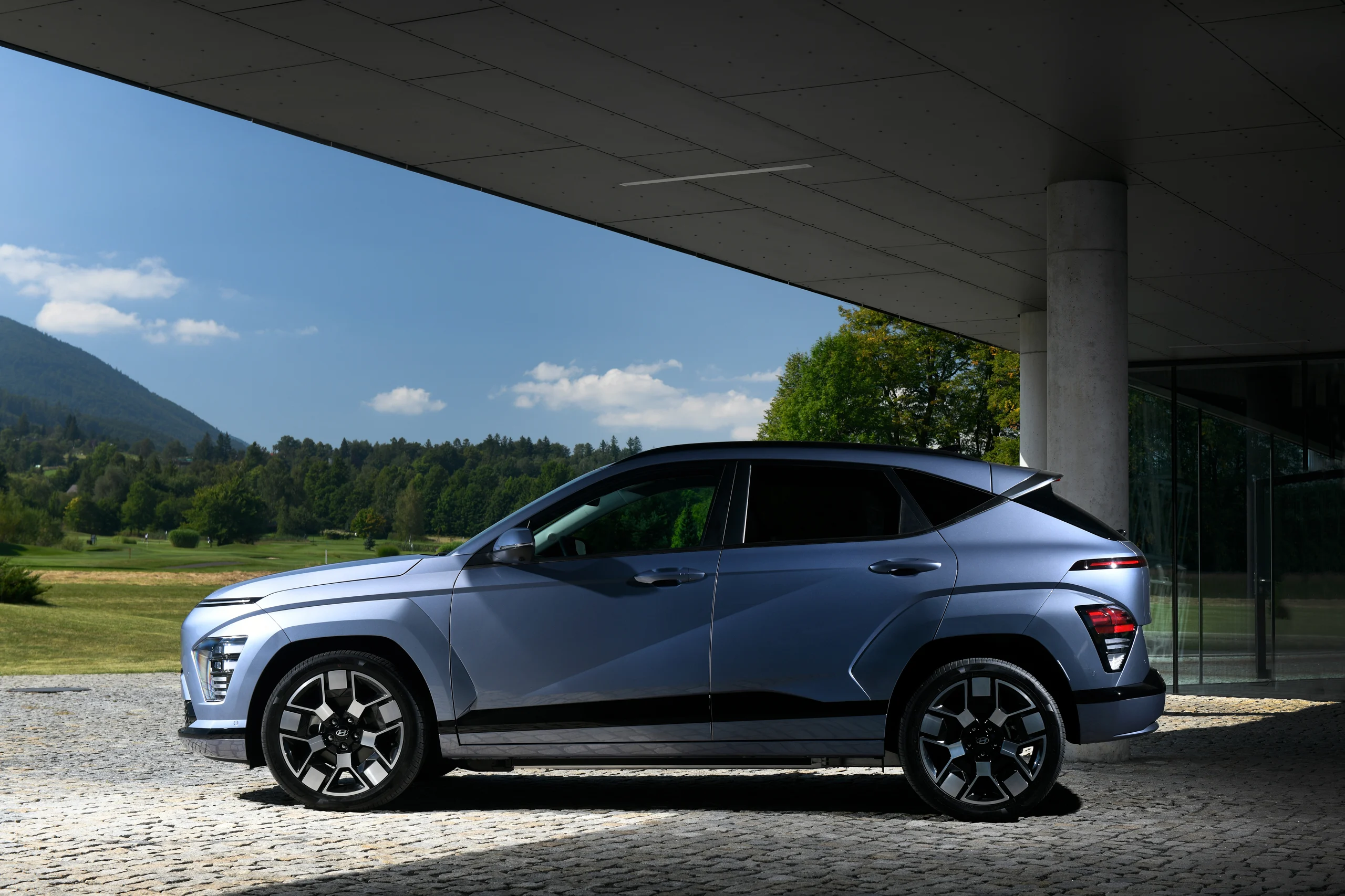 Hyundai KONA Electric i profil under et tak