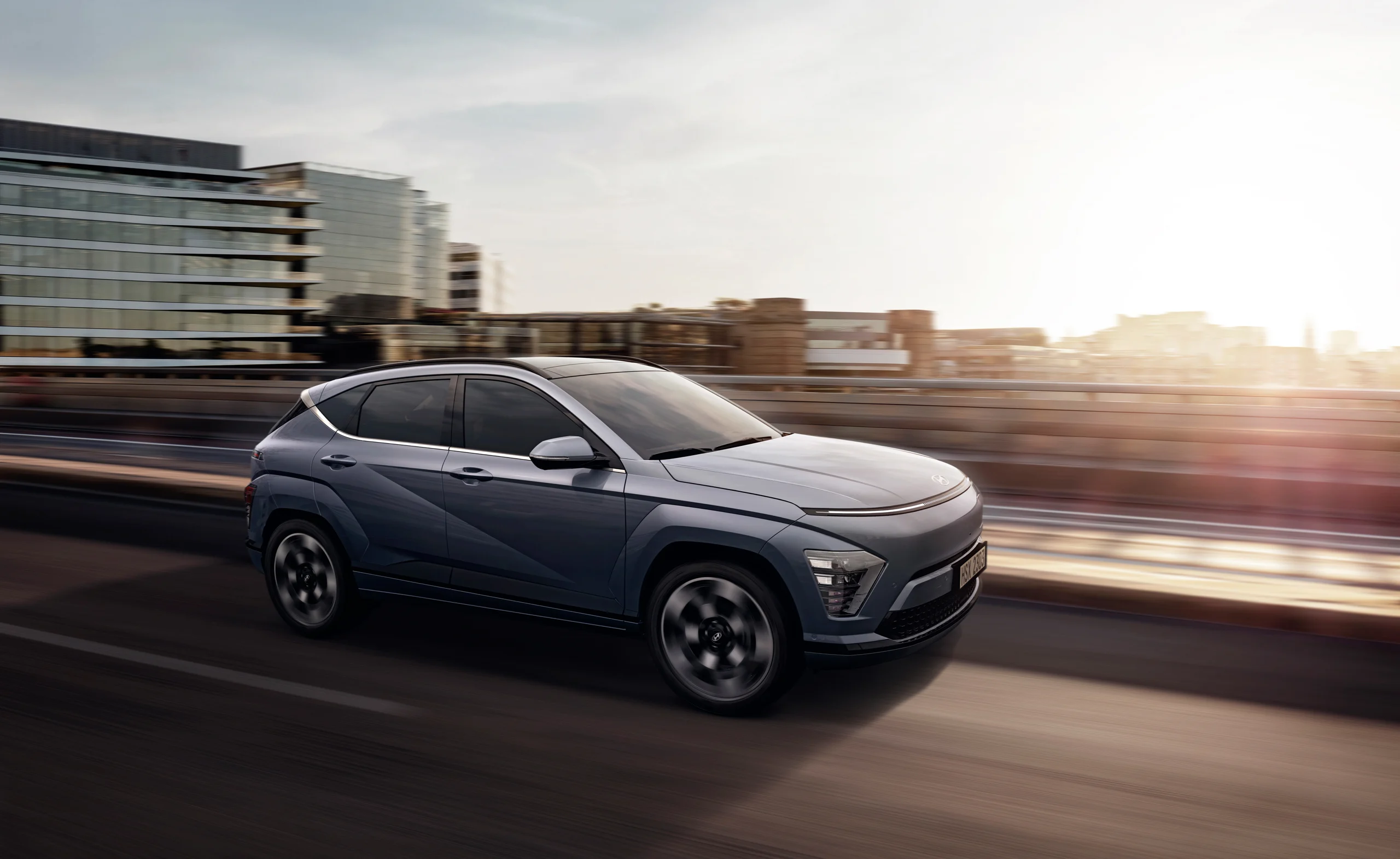 Hyundai KONA Electric i solnedgang