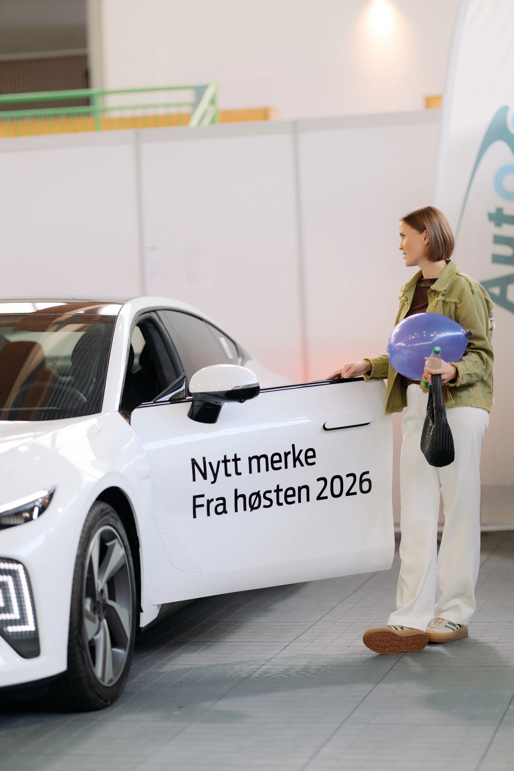 En besøkende går forbi Exlantix ES på messestanden