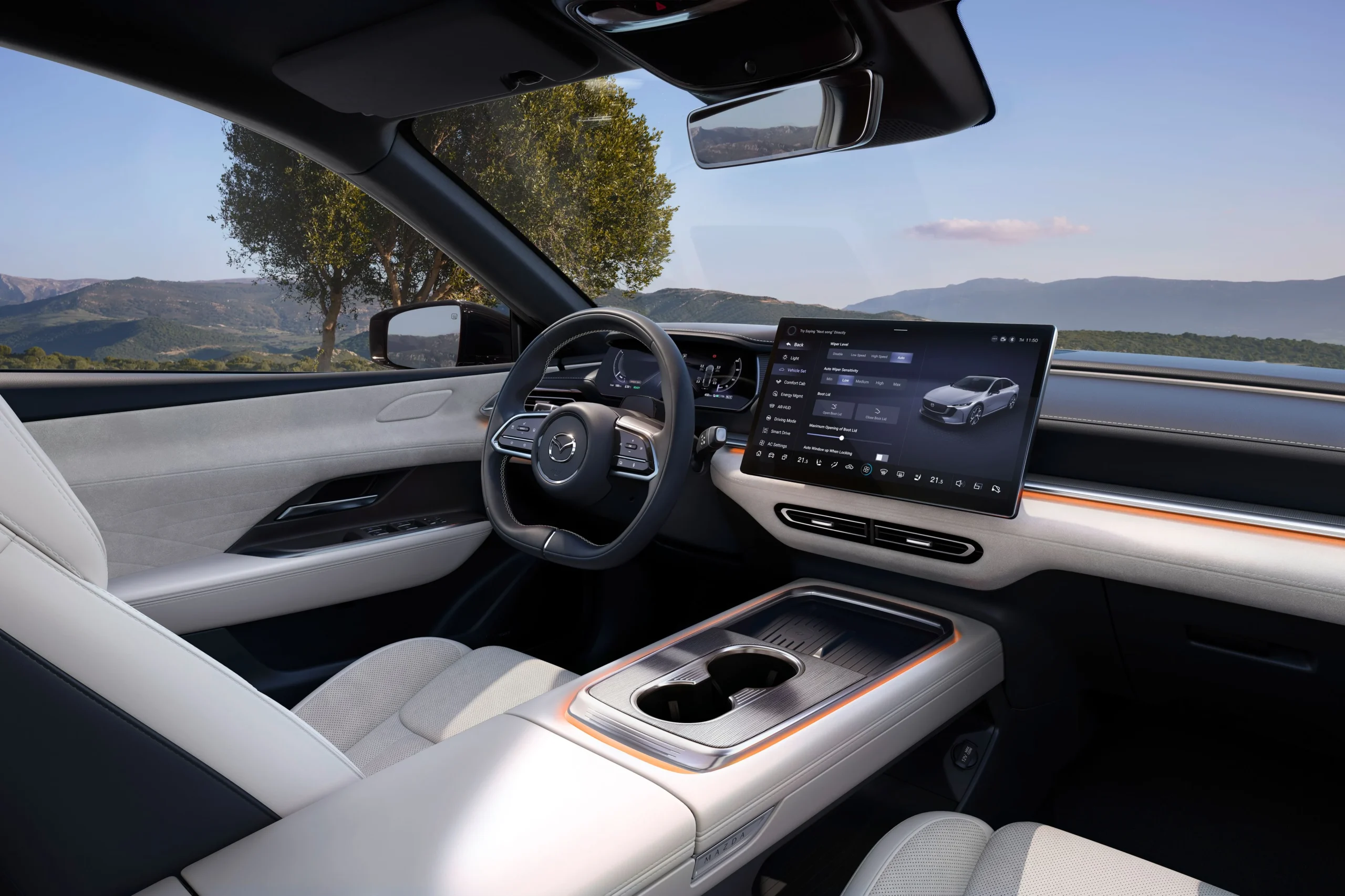 Det nye beige Nappa-interiøret i Mazda6e Takumi Plus, med dashbord og senterskjerm