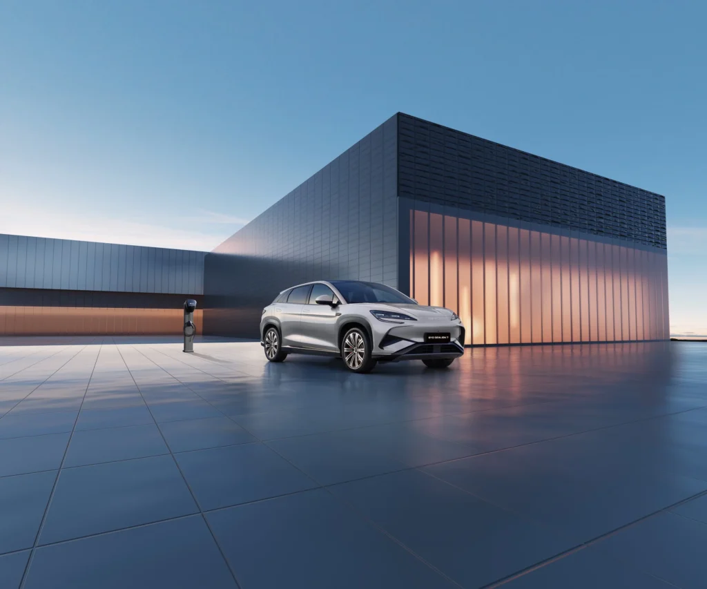 BYD SEALION 7 utenfor et moderne bygg i skumring