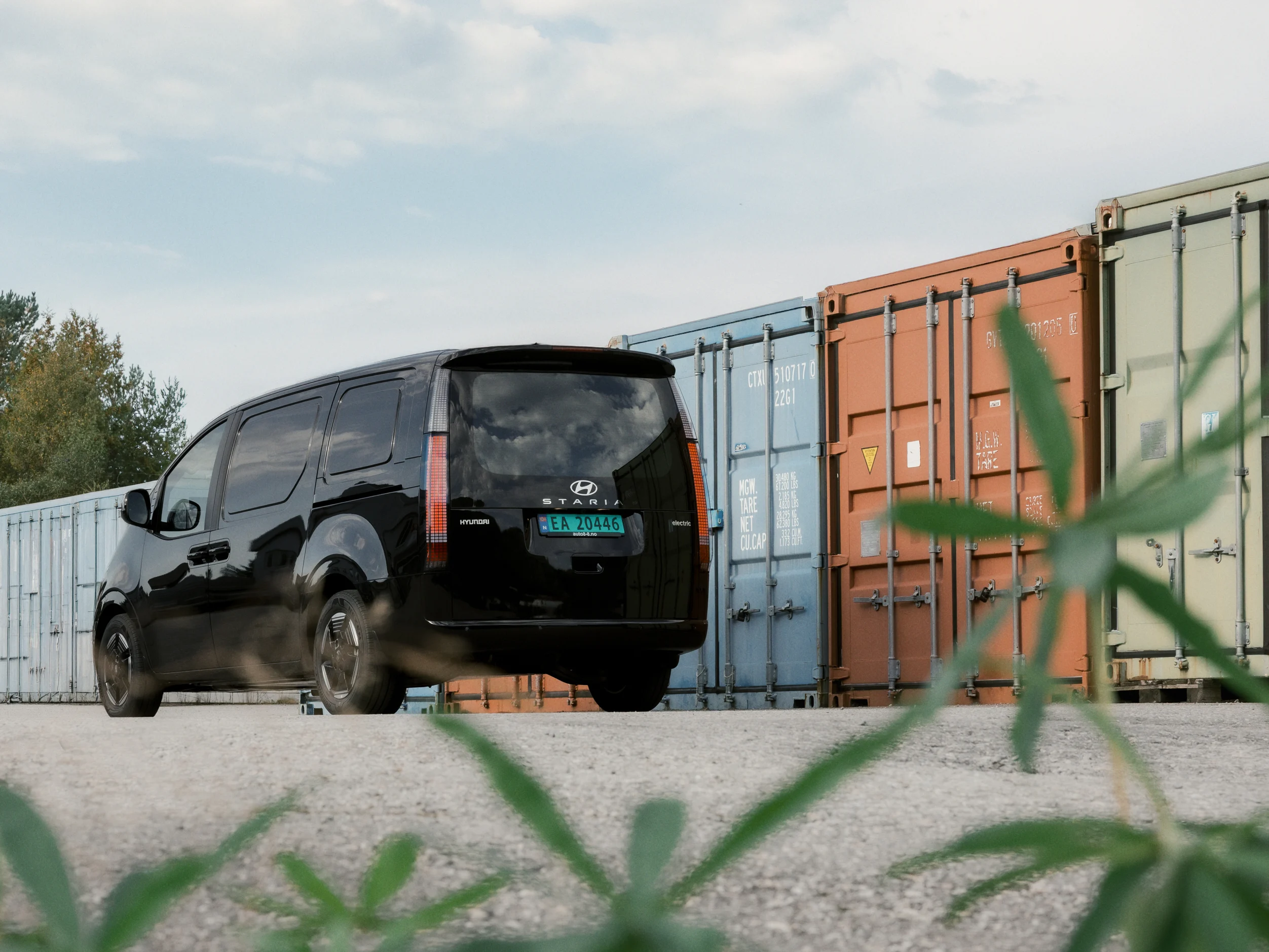 Hyundai STARIA Electric varebil sett bakfra foran containere